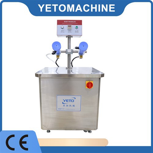 Rokas duša smaržu stikla pudeles gaisa veļas mazgājamā mašīna